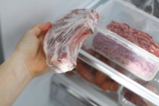 Что будет дольше храниться в морозилке — фарш или цельный кусок мяса