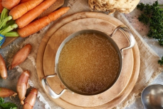 Нужно ли сливать первую воду при варке бульона и убирать пену