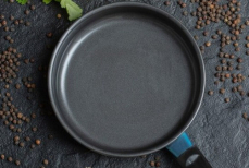 Сильный нагар легко уйдёт со сковороды c помощью этого раствора — способ, проверенный временем