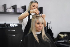 Две лучшие стрижки на зиму для женщин за 50 — держат объем даже под шапкой