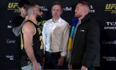 Мухаммад провел первую дуэль взглядов со сменщиком Рахмонова. Видео