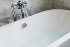 Один стакан в «черную» ванну — и она засверкала как луч солнца. В СССР мыли только так