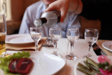 Нужен ли в водке сахар