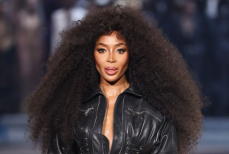 Наоми Кэмпбелл произвела фурор своим выходом на подиум. Фото