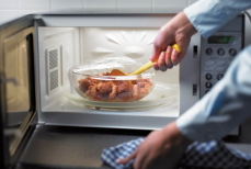 Микроволновка может добавить в ваш суп не только тепло, но и опасные микроорганизмы — вот почему