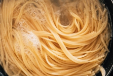 Нужно ли промывать готовые макароны