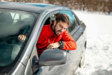 Водителей призвали оставлять миски с солью в автомобилях на ночь — в чем причина