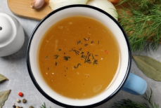 Когда добавлять соль, перец и лавровый лист в суп — сразу или в конце