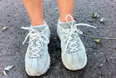 Как отбелить кроссовки за 5 минут — жёлтых пятен больше не будет