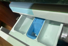 Одна ложка прямо в отсек. Стиралка внутри как новая — вся плесень уйдет точно на год