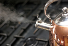 Как избавиться от накипи в чайнике с помощью трех простых вещей