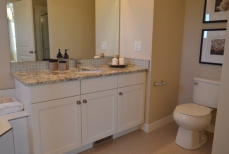 Делаем одно отверстие в пластиковой бутылке — и ставим в унитаз. Освежители и белизна в пролете