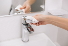 Известковый налет сам «отвалится» за полчаса — вот чем нужно обмотать кран