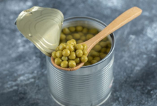 Почему нельзя сливать жидкость из консервов