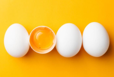 Красное пятно на желтке у сырого яйца — надо ли его опасаться