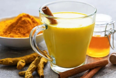 Десять причин, почему стоит начать пить теплую воду с куркумой прямо сейчас