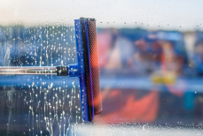 Какие пять вещей точно нельзя чистить средством для мытья окон