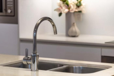 Добавляю один стакан в слив, и засор вылетает из труб — химия не понадобится