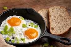 Почему запрещено жарить яичницу на подсолнечном масле