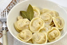 Для чего умелые хозяйки добавляют сливочное масло при варке пельменей. Кулинарный секрет