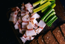 Нарезаем сало и засыпаем этим — «сухая» засолка выше всяких похвал. За ушами только пищать будет