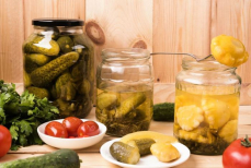 Вы больше никогда не будете выливать рассол с огурцов — вот какая от него польза в быту