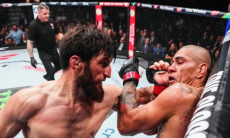 Бой россиянина за титул чемпиона UFC закончился судейским вердиктом. Видео