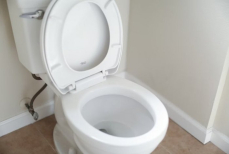 Четыре ложки на один литр — и унитаз стал белее снега. Налет и ржавчина растворились на глазах