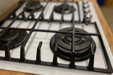 Застывший жир исчезнет за секунды. Три капли на губку — плита чистая до скрипа