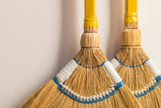 Не выбрасывайте и не жгите — что делать со старым веником, чтобы избежать несчастий в доме
