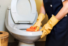 Почему нужно заливать колу в унитаз