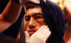 Дэвид Бенавидес отправил Дмитрия Бивола в нокдаун