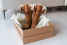Храните зимнюю обувь только так — никаких заломов и запаха. Коробки и пакеты в пролете