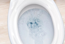 Почему нужно класть фольгу в бачок унитаза