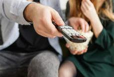 Нужно ли выключать телевизор из розетки на ночь