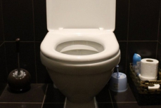 Наносим на стенки унитаза — и от мочевого камня с ржавчиной следа не остается. Санузел стал как новый