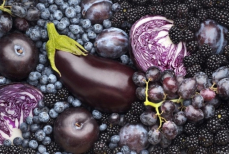 Как цветные пигменты во фруктах и овощах защищают репродуктивную систему от микропластика