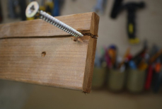 Как закрутить саморез без сверла, способ без трещин — дощечка не расколется