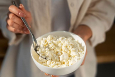 Можно ли людям после 60 лет есть творог. Это важно знать