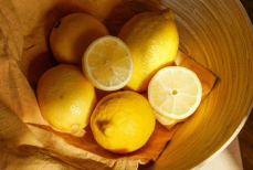 Сделайте это с остатками лимона, чтобы они не сохли и не плесневели неделями — простой, но хитрый трюк