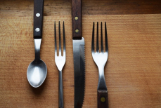 Почему нельзя хранить ножи рядом с вилками и ложками