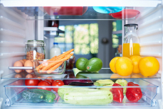 Зачем ставить стакан с содой в холодильник — этот необычный лайфхак спасет от насущной проблемы