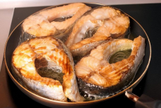 Как сделать, чтобы рыба была целой и не развалилась при жарке