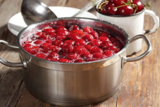 Почему нельзя варить варенье в алюминиевой кастрюле