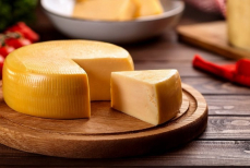 Раскрыт простой способ длительного хранения сыра без пленки — не сохнет и не плесневеет неделями