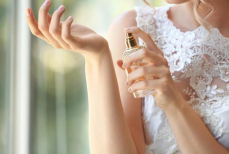 На тело и одежду пшикать не нужно. Вот куда наносить духи, чтобы пахнуть дольше