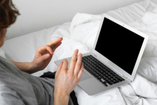 Почему нельзя класть ноутбук на живот