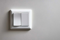 Раскрыт способ моментального очищения выключателей от застарелой грязи — желтизна и жир исчезнут за секунды