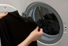 Почему нужно посыпать солью черную одежду перед стиркой