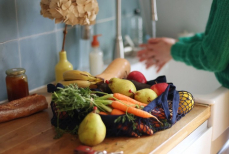 Диетолог объяснила, какие овощи можно не чистить